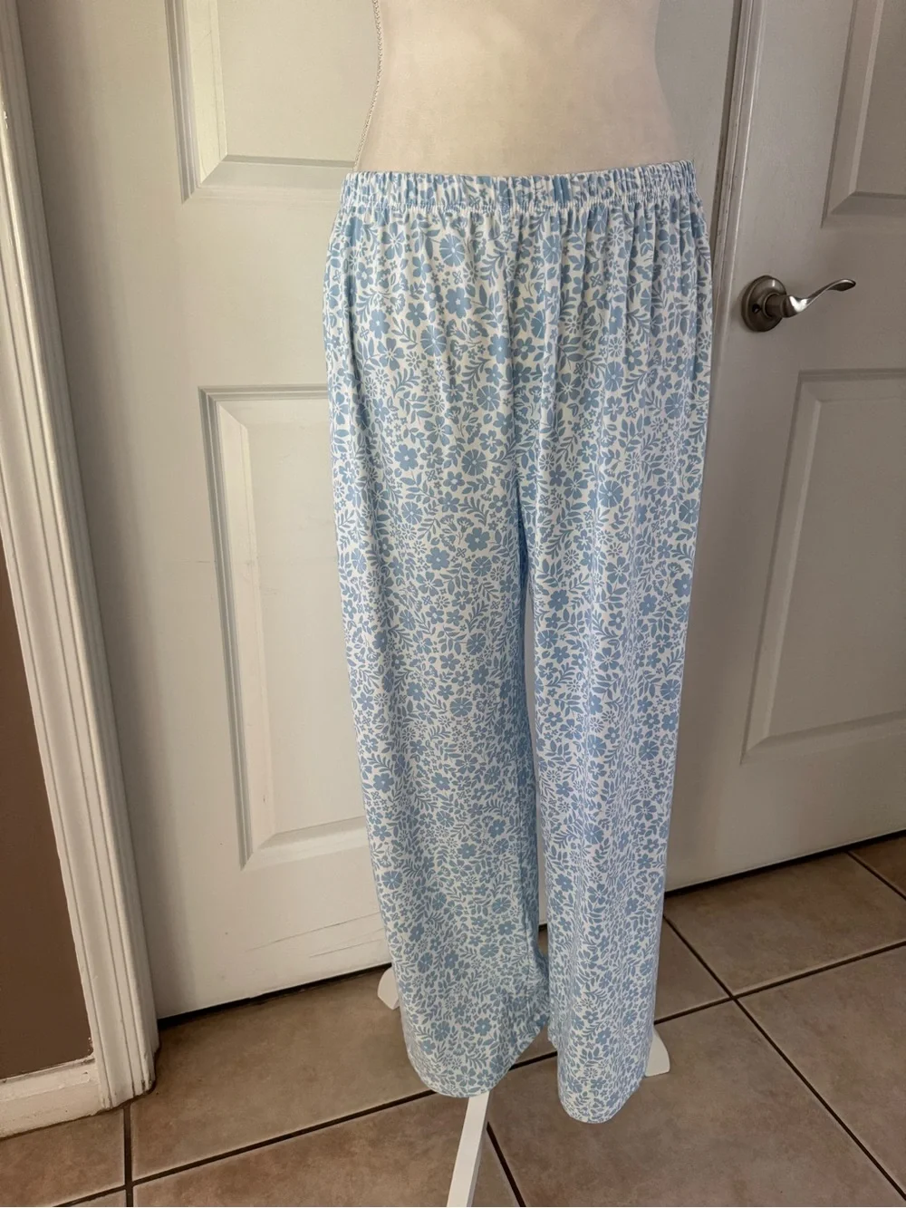 Kate Spade New York Women's Blue Floral Short-Sleeve Pajama Set. Size L.MSRP $78